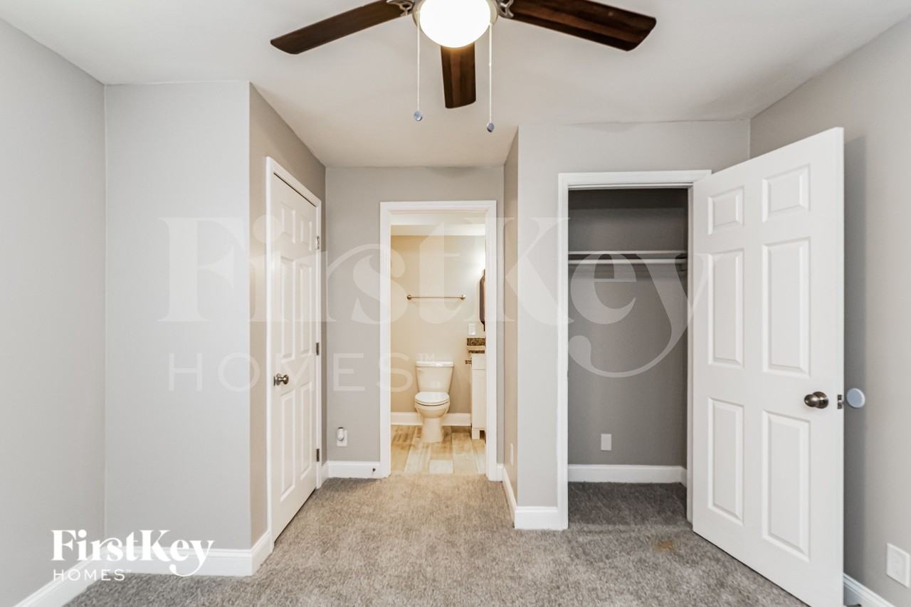 1104 Raynor St - Photo 6 of 15