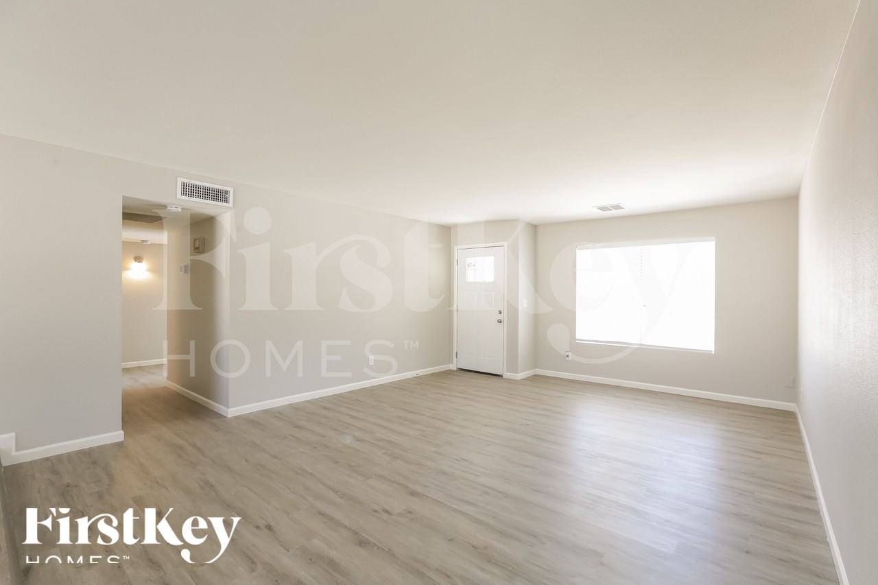 4564 W Onyx Ave - Photo 3 of 18