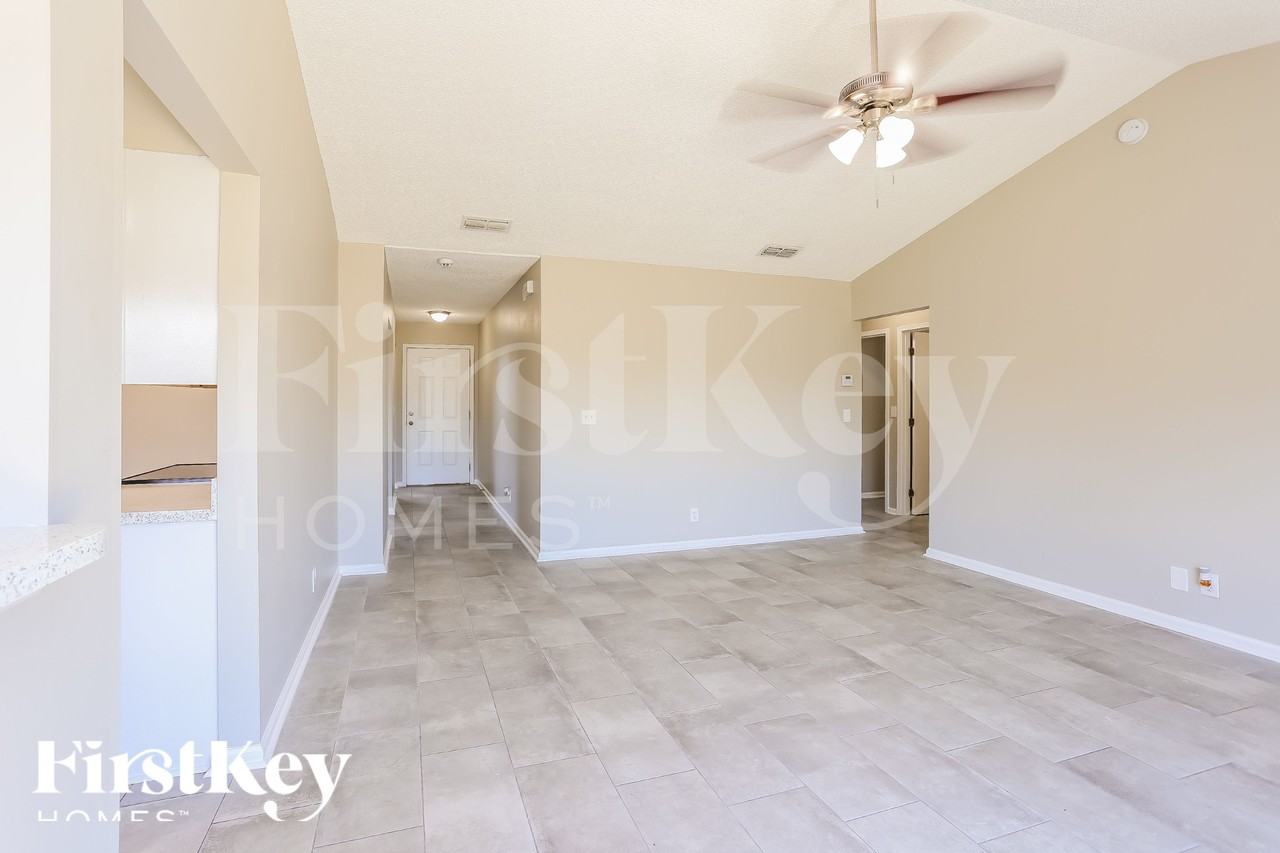323 Hickory Hollow Dr N - Photo 3 of 18
