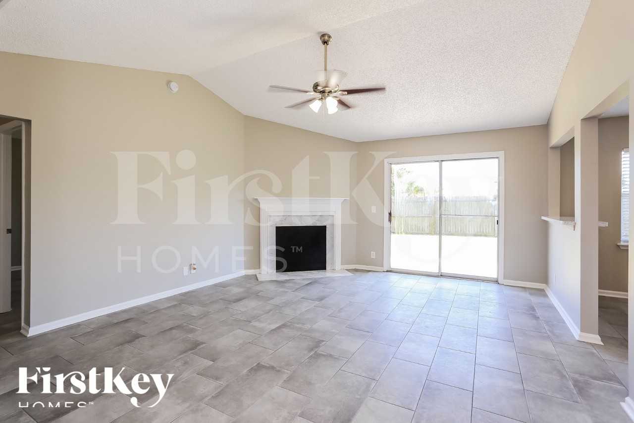 323 Hickory Hollow Dr N - Photo 4 of 18