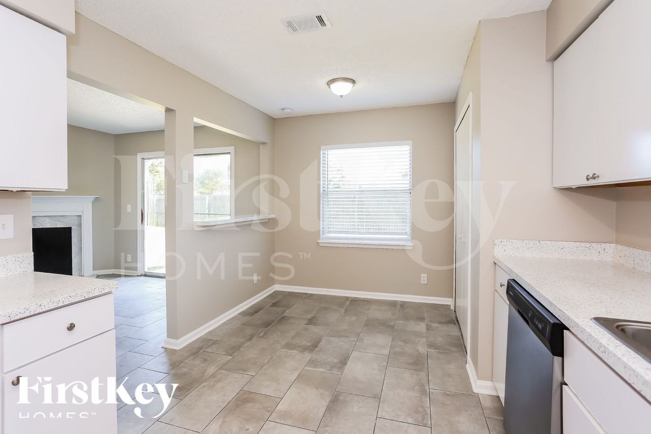 323 Hickory Hollow Dr N - Photo 6 of 18