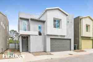 featured image of 2822 N Fair Oaks Ave