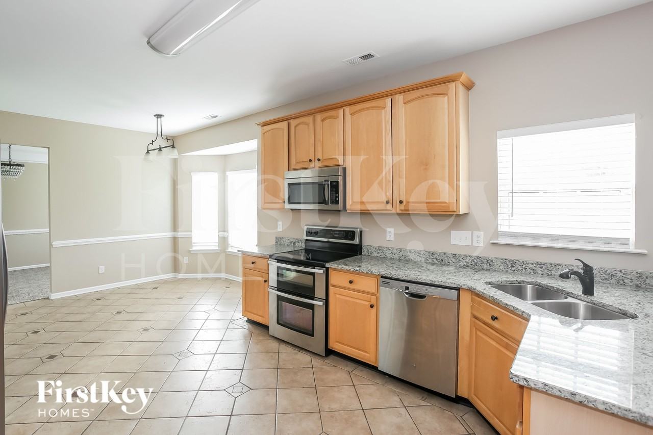 10203 Fairbourne Ct - Photo 5 of 15