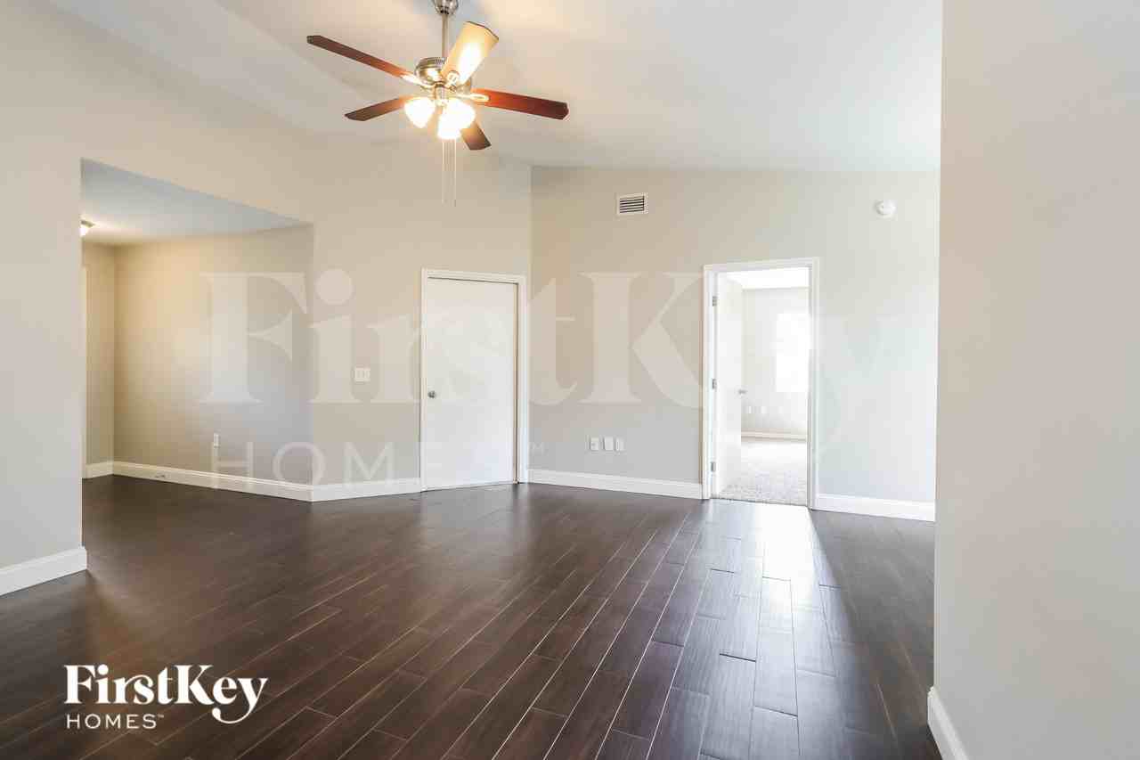 7912 Apache Ln - Photo 2 of 19