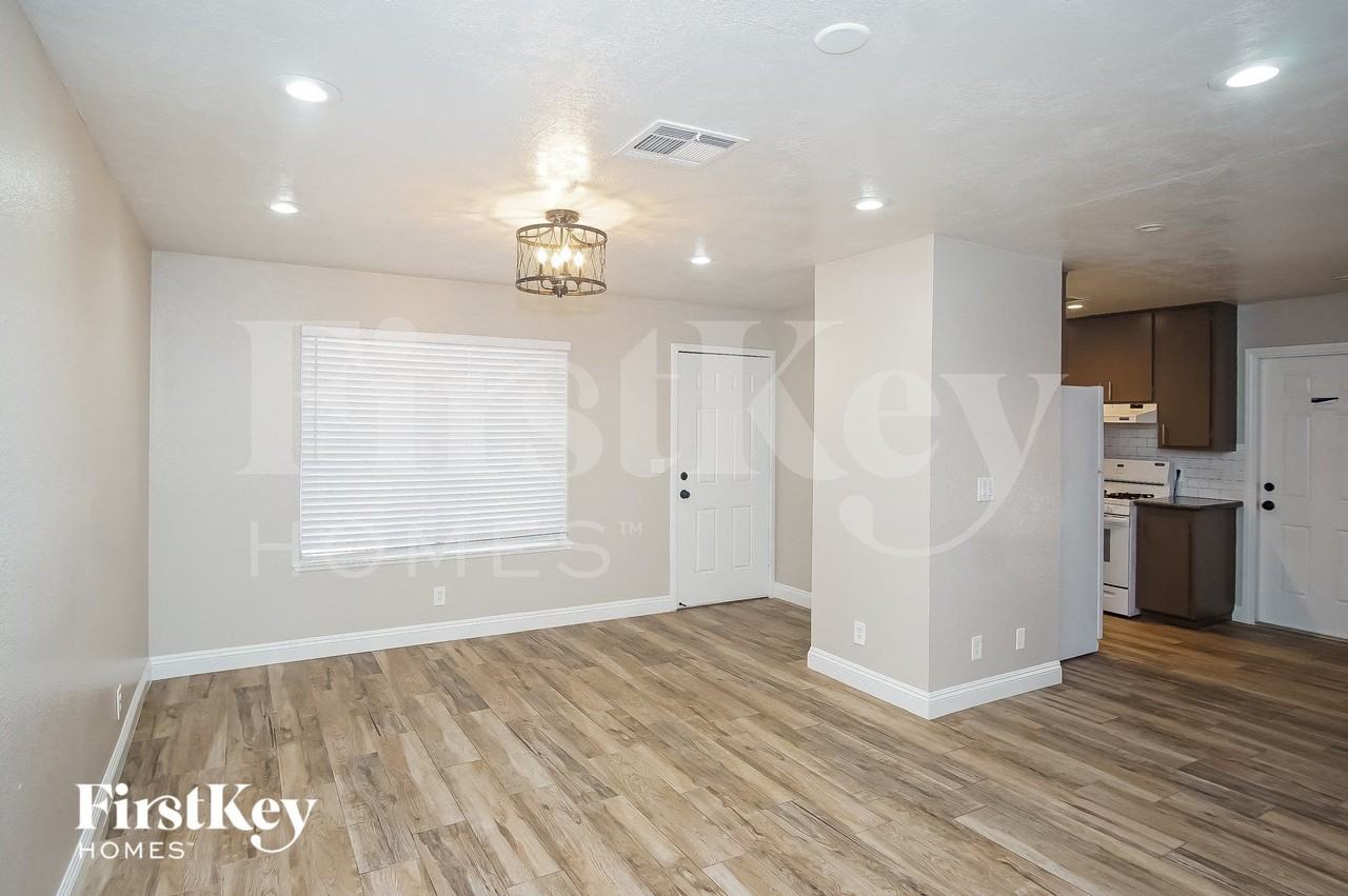 227 Autumn Ct - Photo 4 of 15