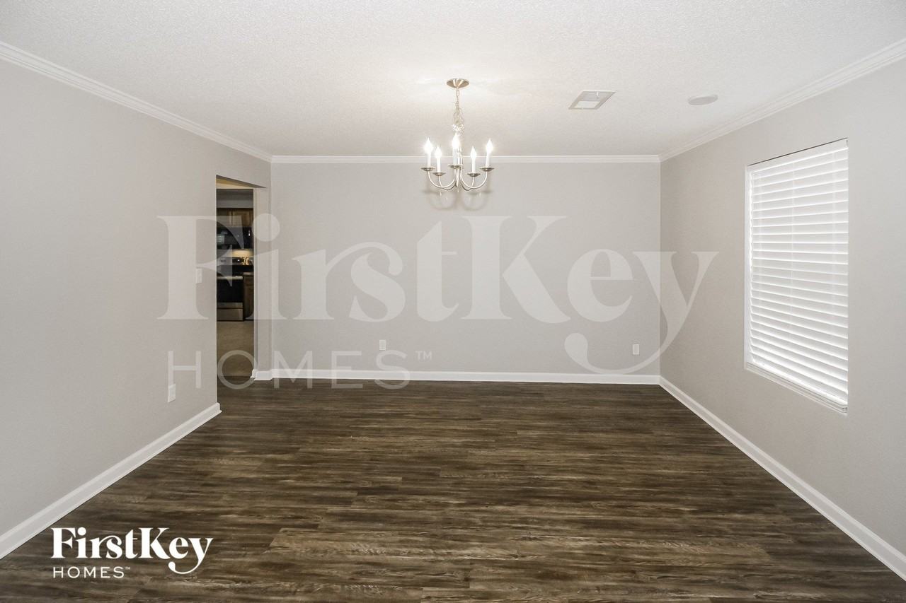 7576 Stonington Dr - Photo 3 of 15