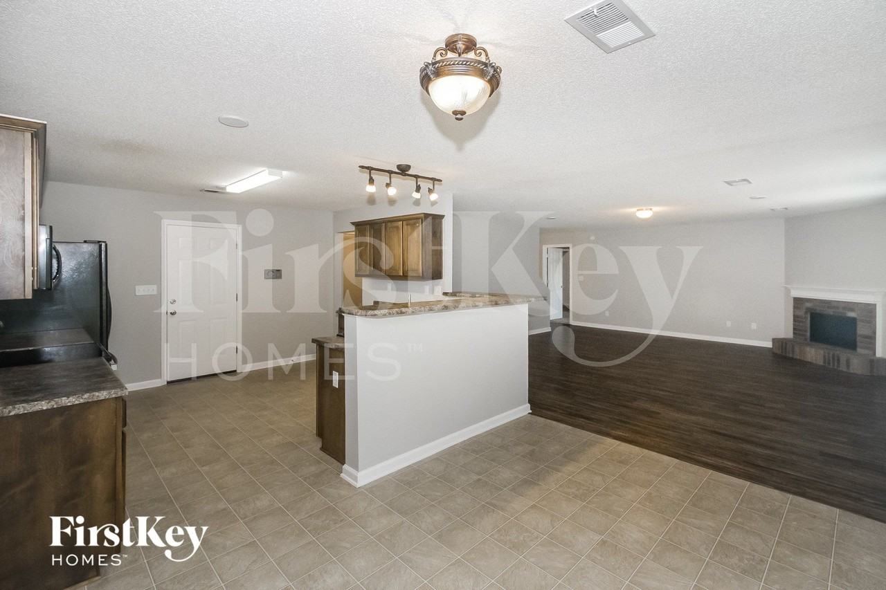 7576 Stonington Dr - Photo 4 of 15