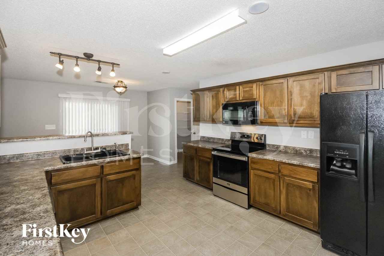 7576 Stonington Dr - Photo 5 of 15