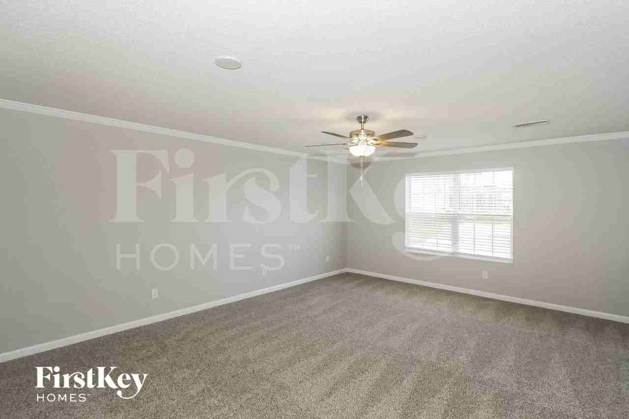 7576 Stonington Dr - Photo 6 of 15