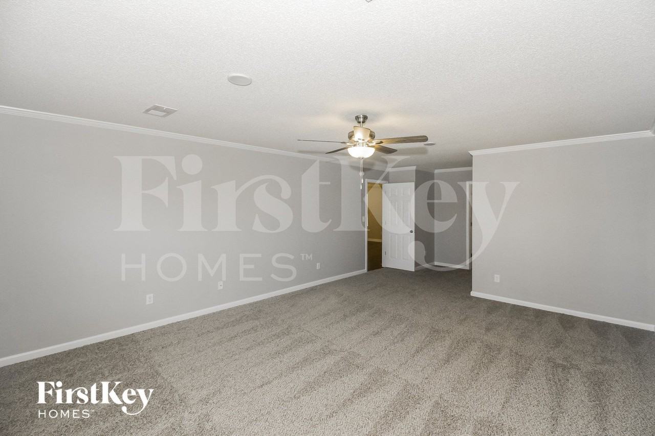 7576 Stonington Dr - Photo 7 of 15