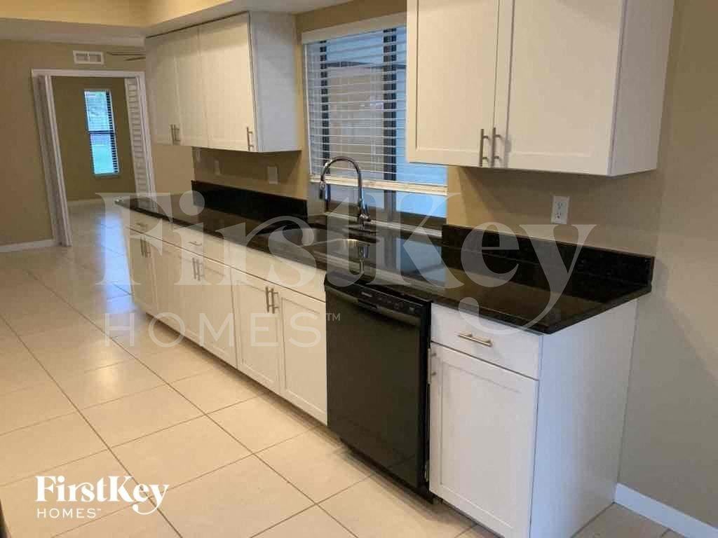 233 Sw 38th St - Photo 2 of 15