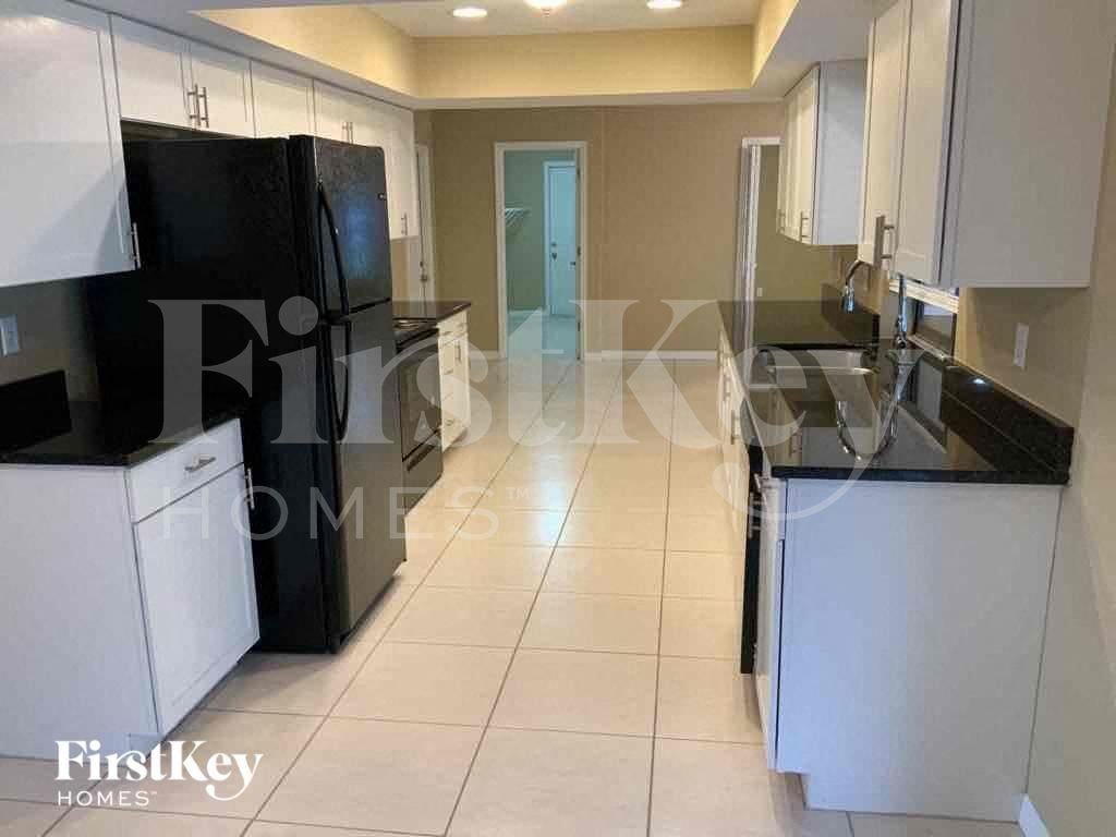 233 Sw 38th St - Photo 4 of 15