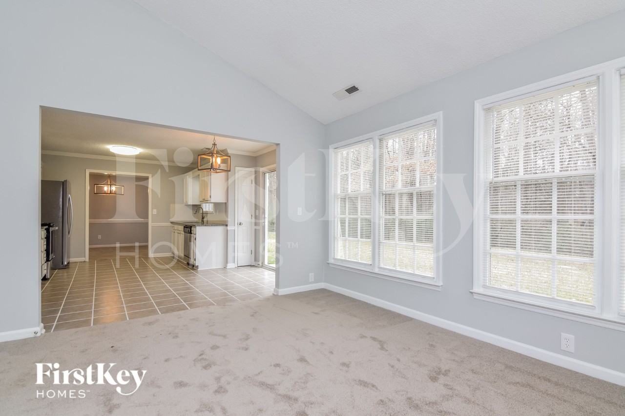 7402 Claymont Dr - Photo 5 of 18