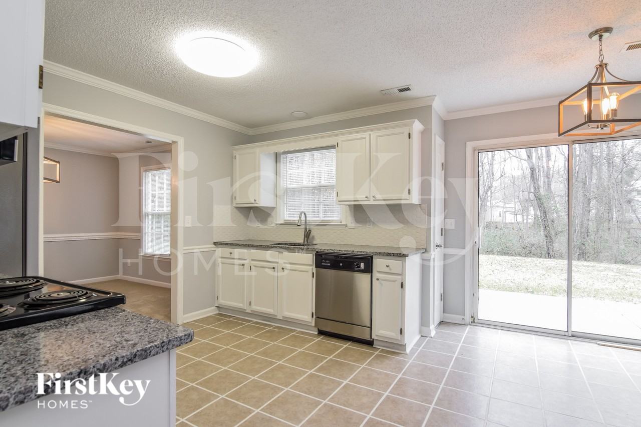 7402 Claymont Dr - Photo 6 of 18