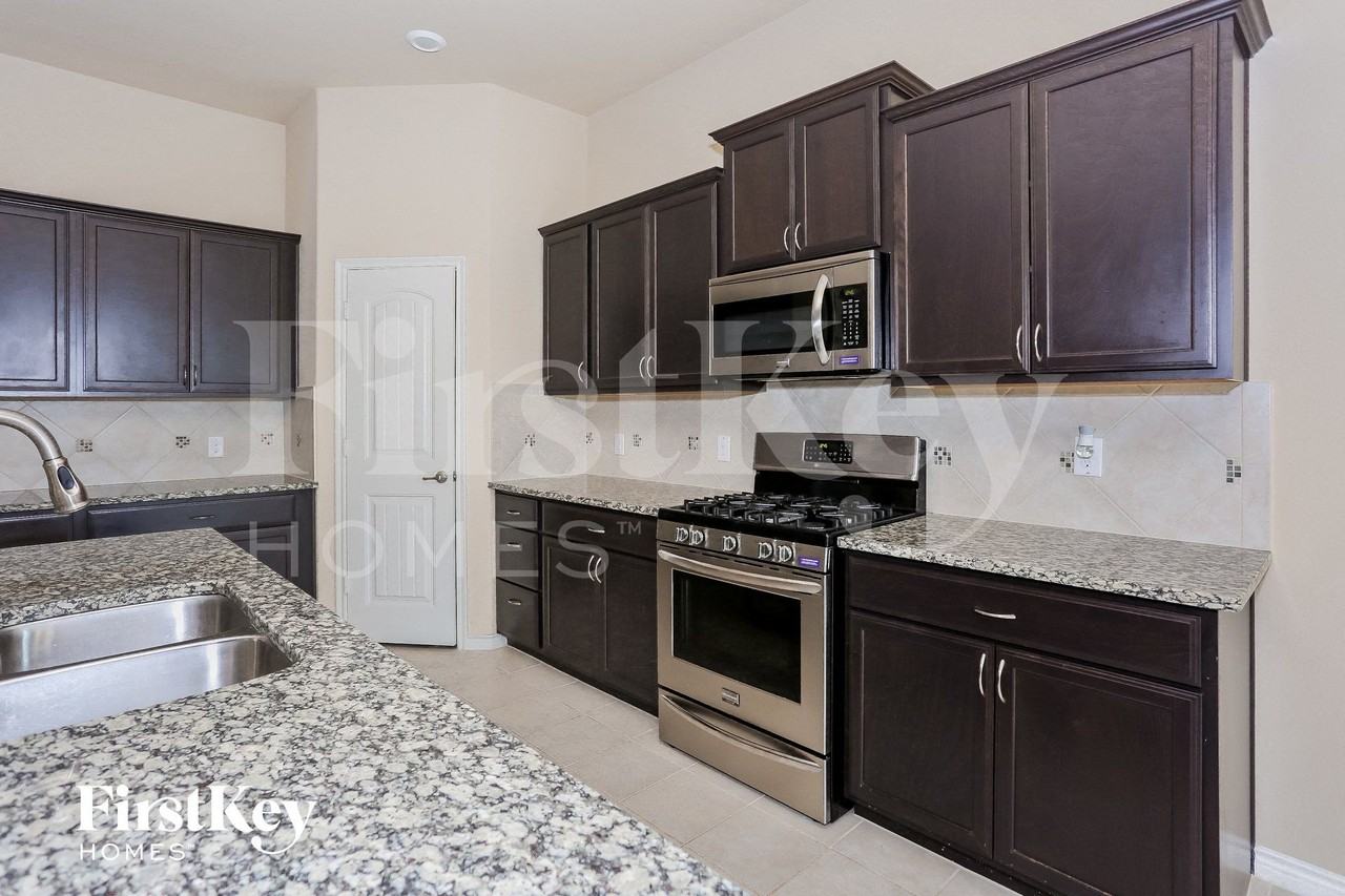 921 Lake Cypress Ln - Photo 4 of 15