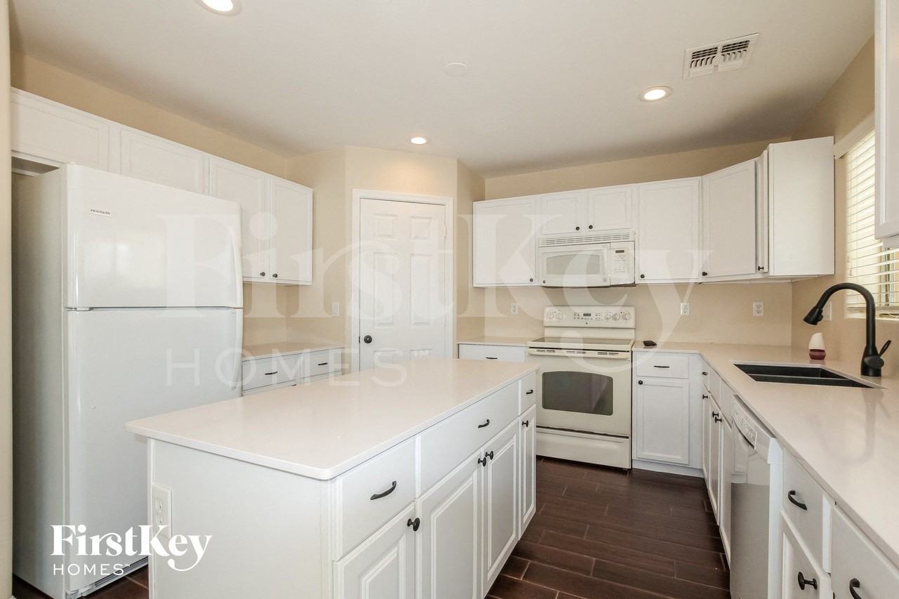 18089 W Westpark Blvd - Photo 4 of 15