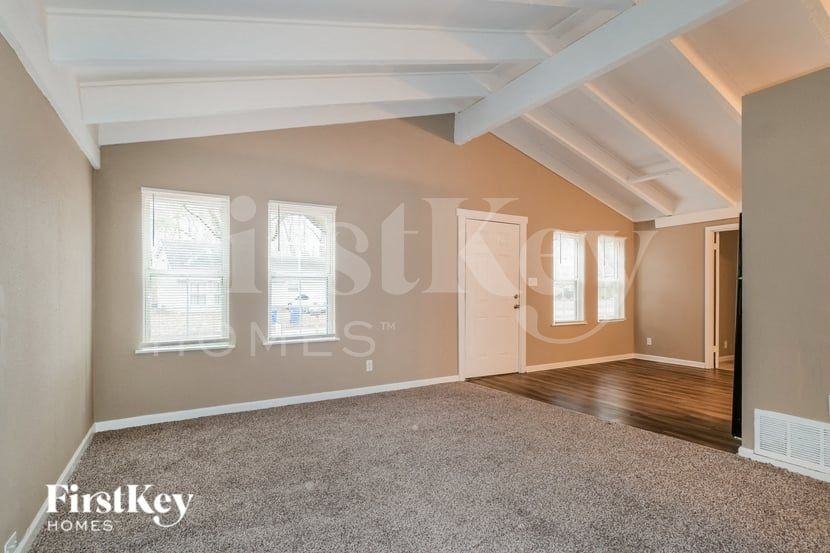 979 Dawnview Dr - Photo 4 of 16