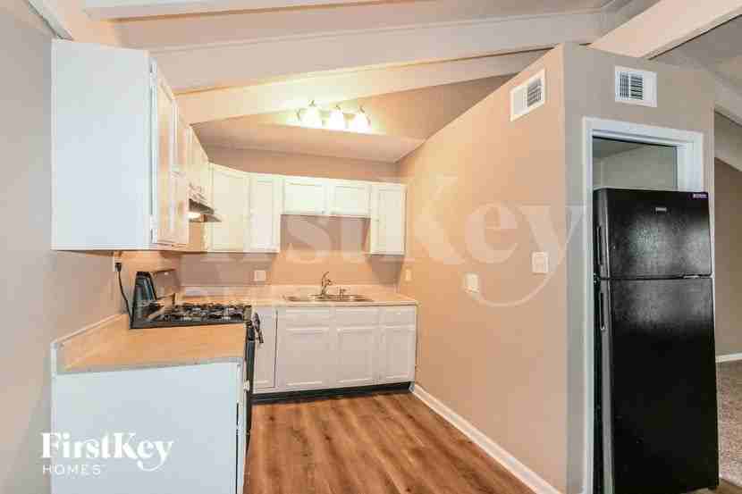 979 Dawnview Dr - Photo 5 of 16