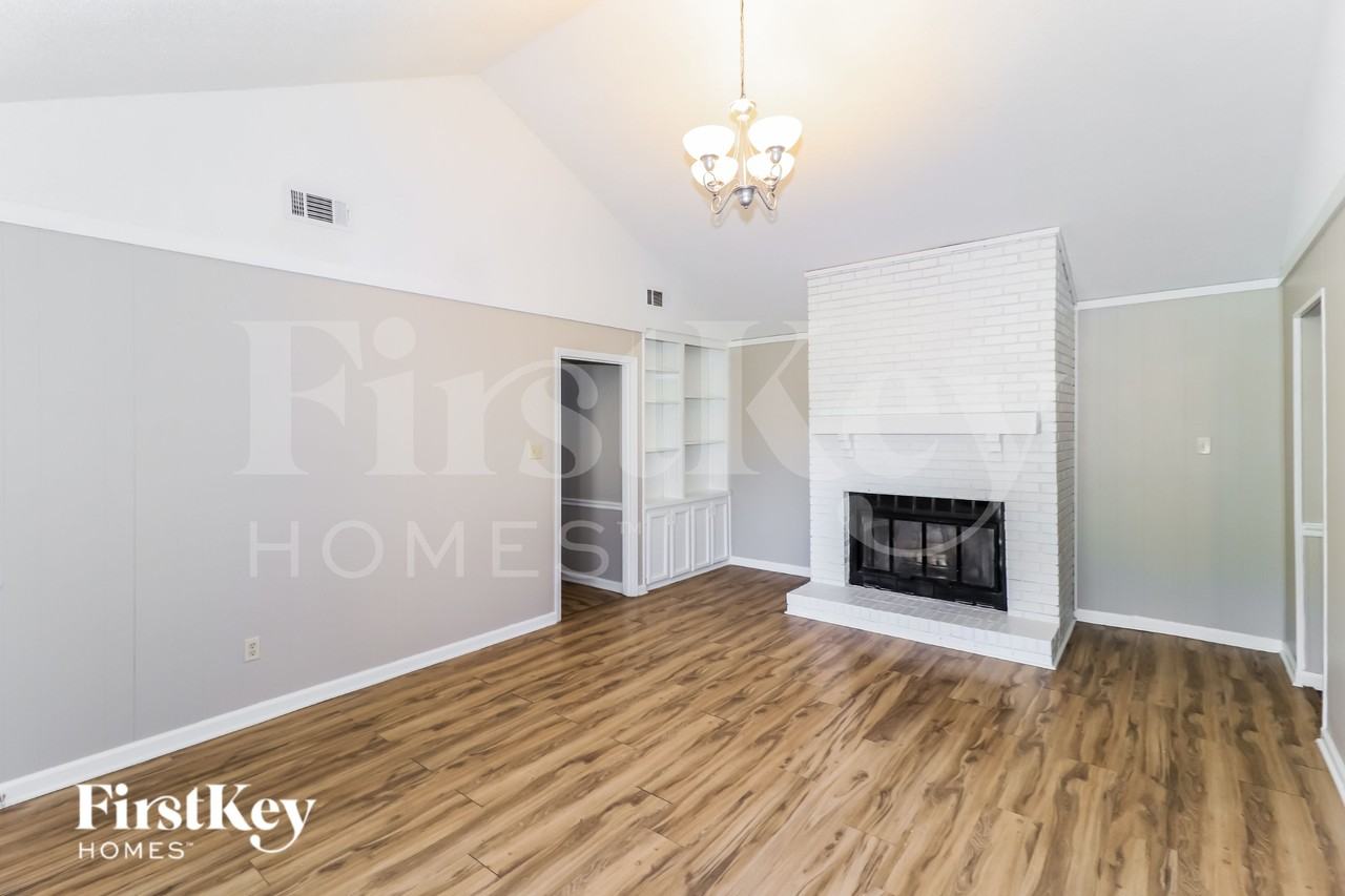 4420 Huntersglen W - Photo 4 of 15