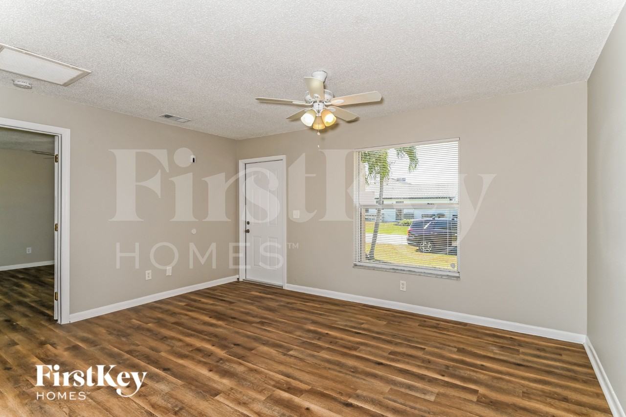 325 Ne 23rd Ave - Photo 2 of 20