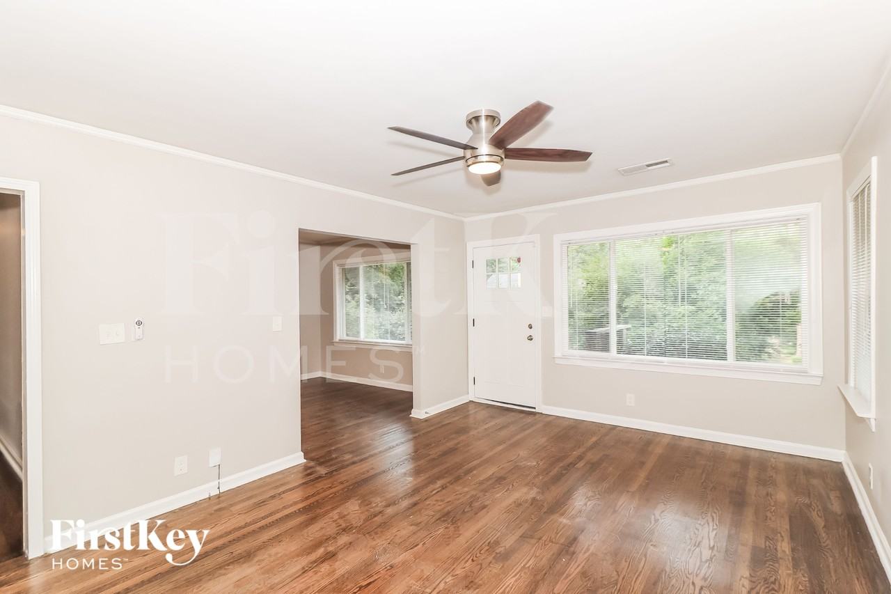 2802 Glenvalley Dr - Photo 3 of 15