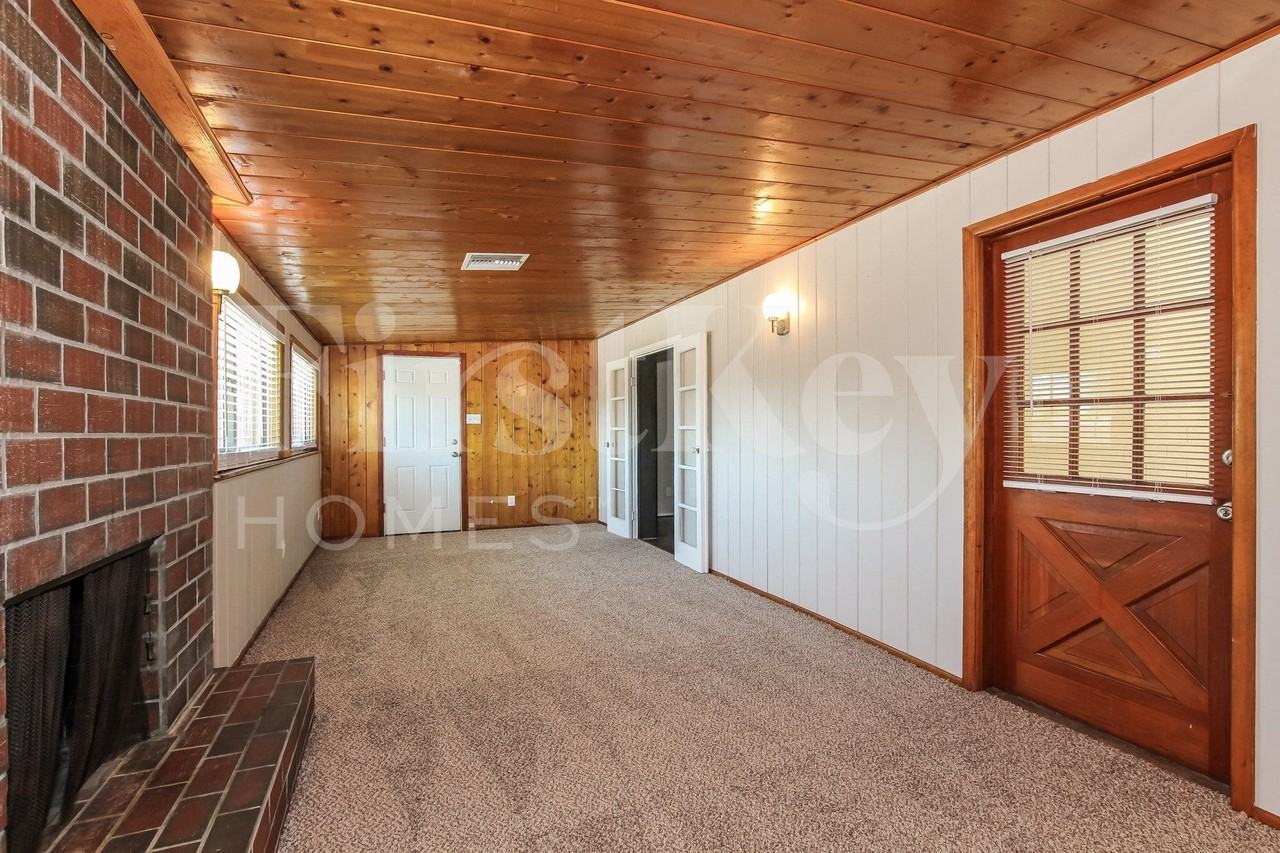 2311 W Maryland Ave - Photo 3 of 14