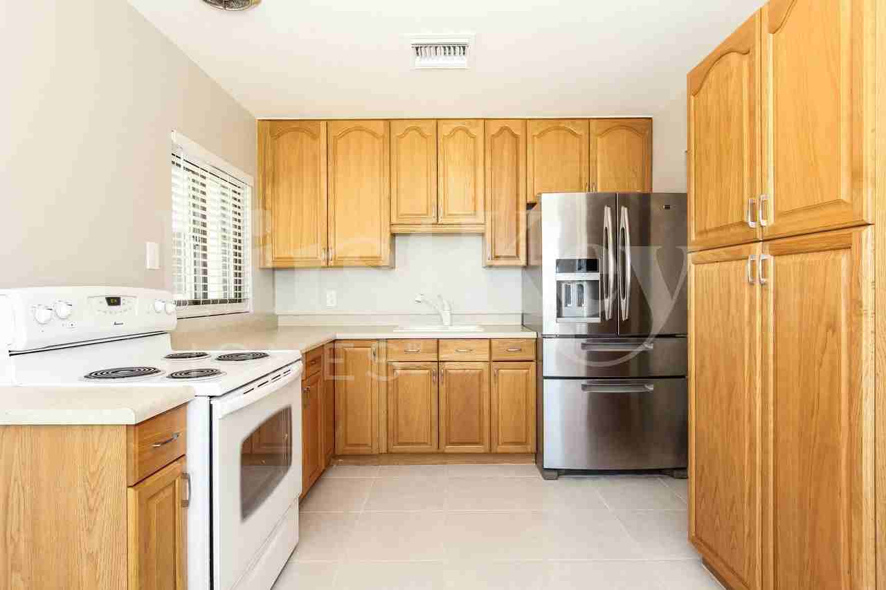 2311 W Maryland Ave - Photo 4 of 14