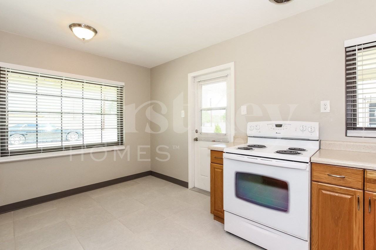 2311 W Maryland Ave - Photo 5 of 14