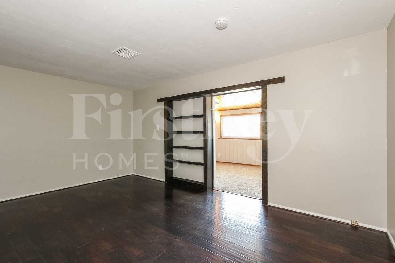 2311 W Maryland Ave - Photo 6 of 14