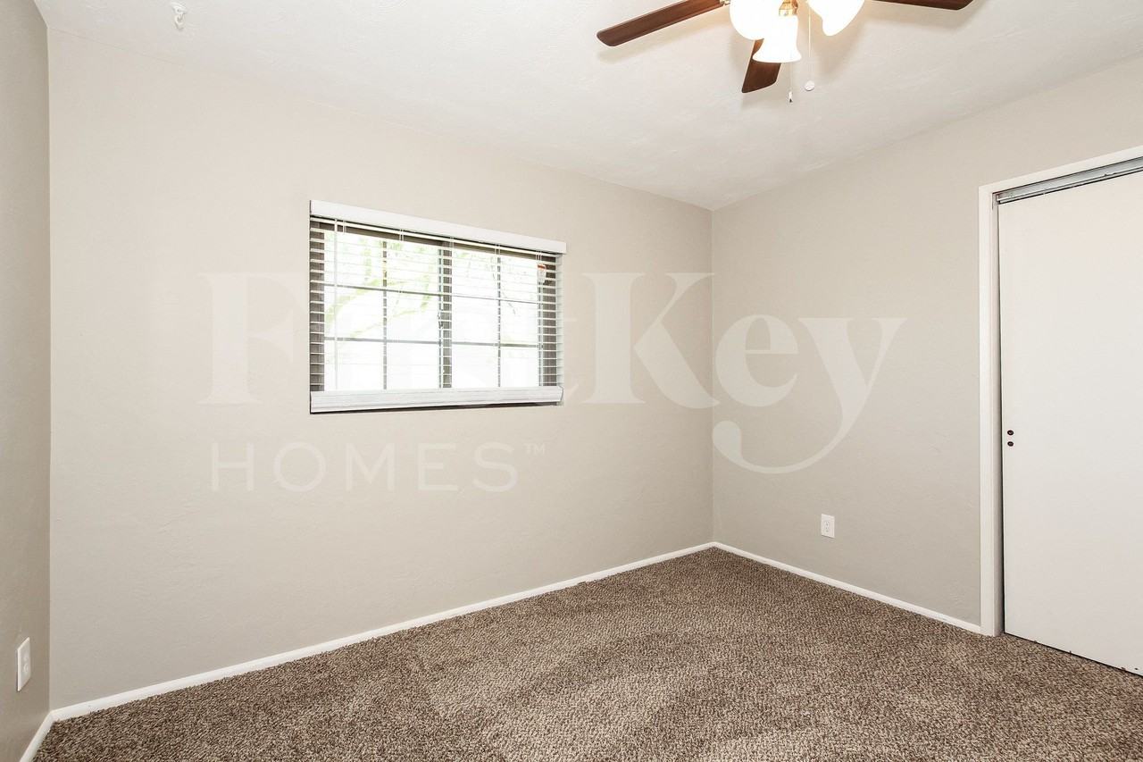 2311 W Maryland Ave - Photo 7 of 14