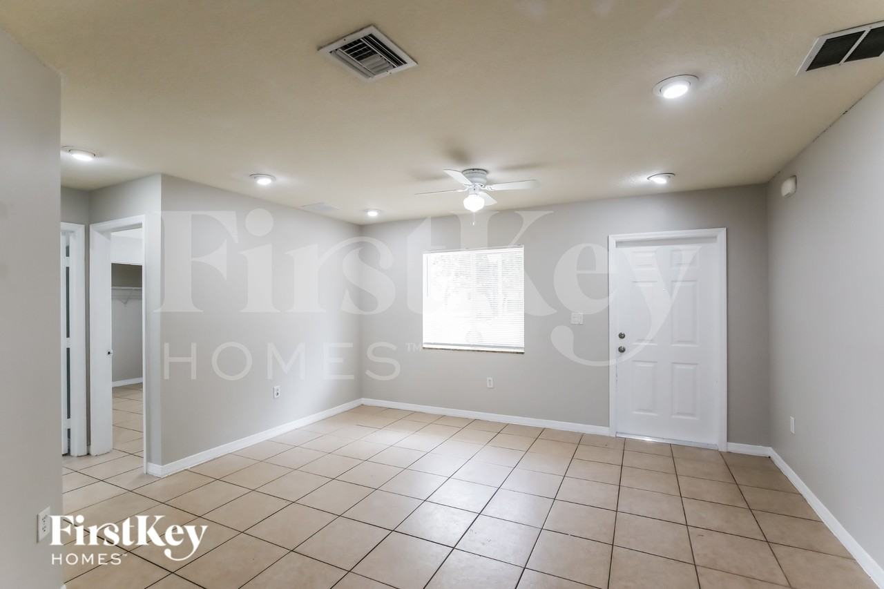 21728 Ingraham Avenue Rd - Photo 2 of 19