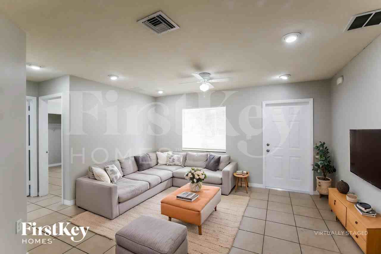 21728 Ingraham Avenue Rd - Photo 3 of 19