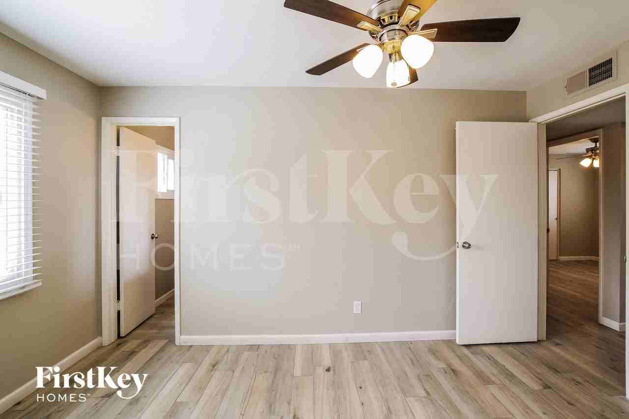 13227 N 40th Pl - Photo 7 of 15