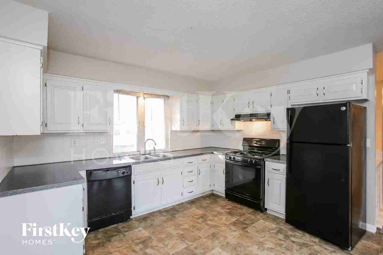 11008 E 83rd St - Photo 5 of 15