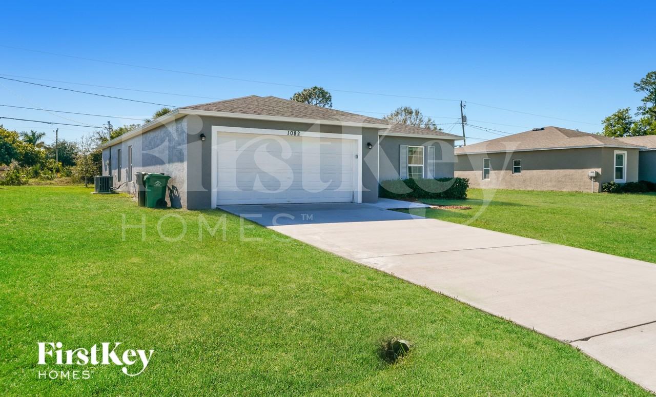1082 Sw Bianca Ave - Photo 2 of 19
