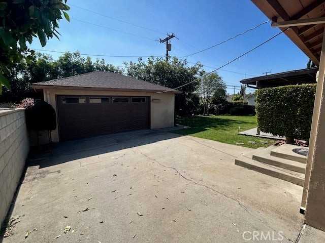 8246 Kinghurst Rd - Photo 3 of 16