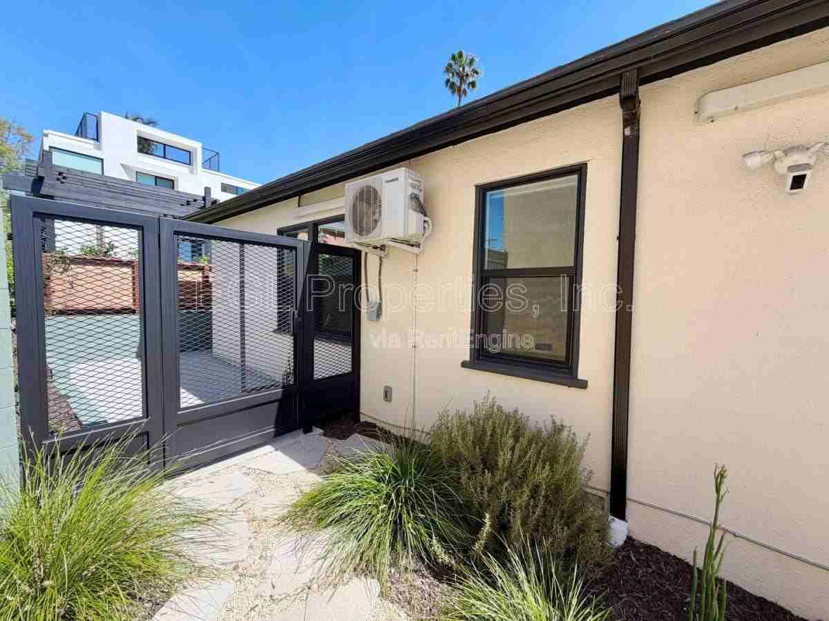 4239 1 2 W 64th St - Photo 3 of 10