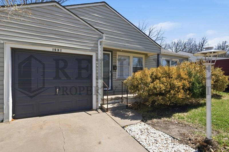 1532 N Battin St - Photo 4 of 34