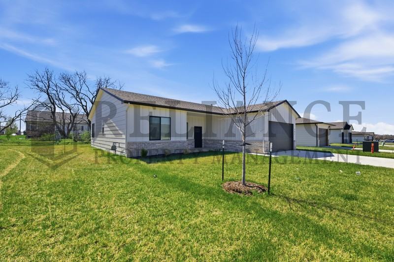 601 Elmwood St - Photo 2 of 37