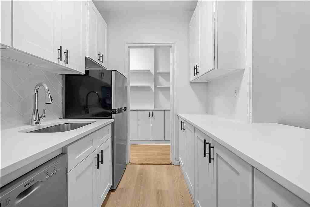 3810 Greystone Ave - Photo 6 of 7