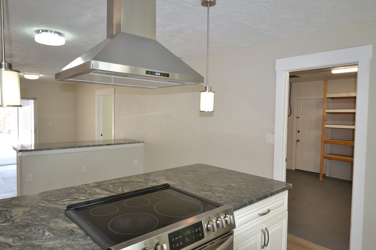 746 Barbara St - Photo 4 of 50