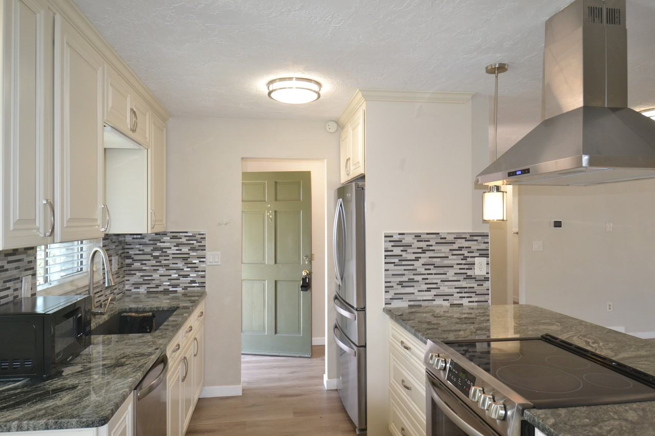 746 Barbara St - Photo 7 of 50