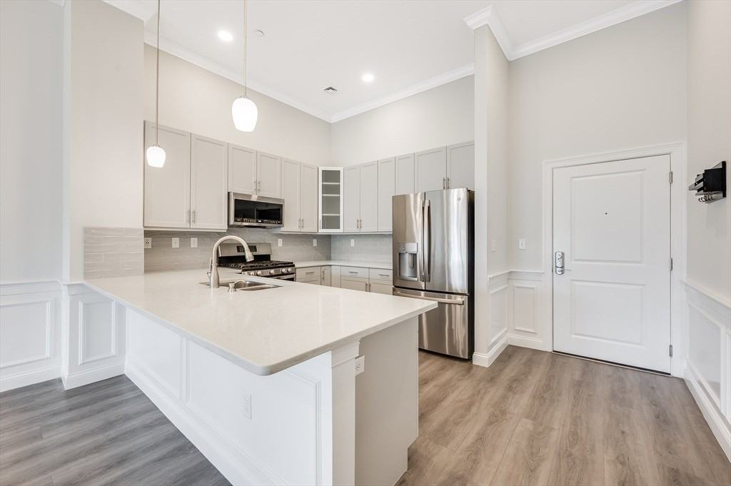 320 Middlesex Ave #404 - Photo 3 of 24