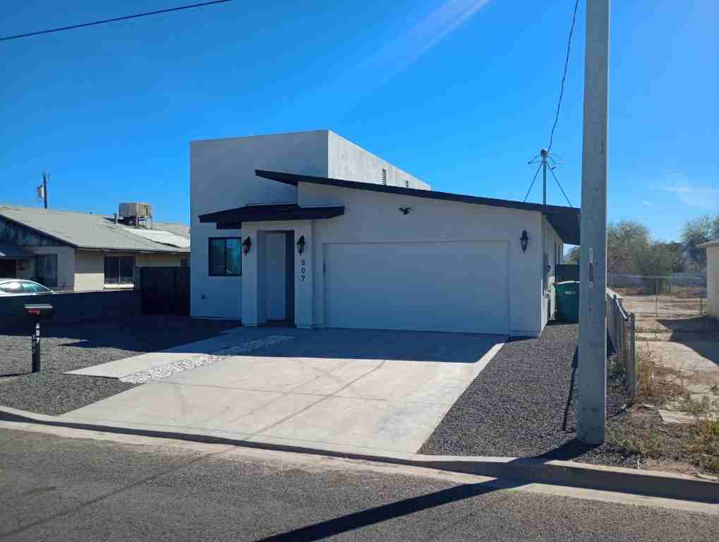 907 N D St - Photo 2 of 20