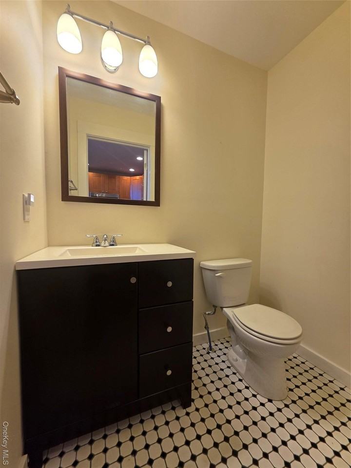 231 Reynolds Rd Apt 9 - Photo 4 of 15