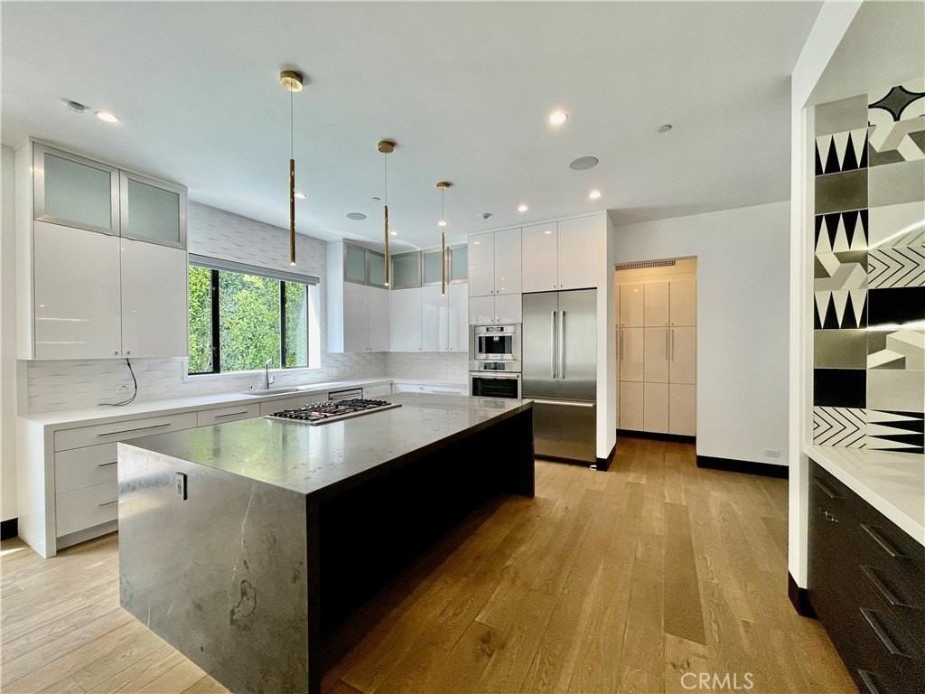 1319 Sunset Plaza Dr - Photo 7 of 42