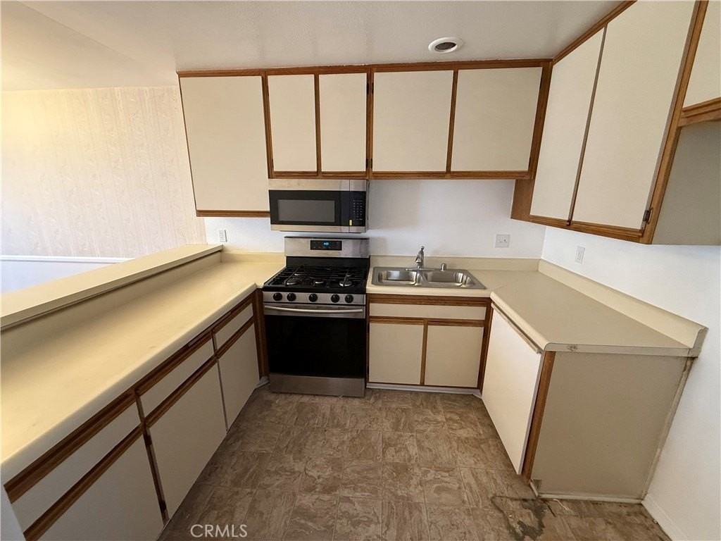 14758 Magnolia Blvd - Photo 3 of 17