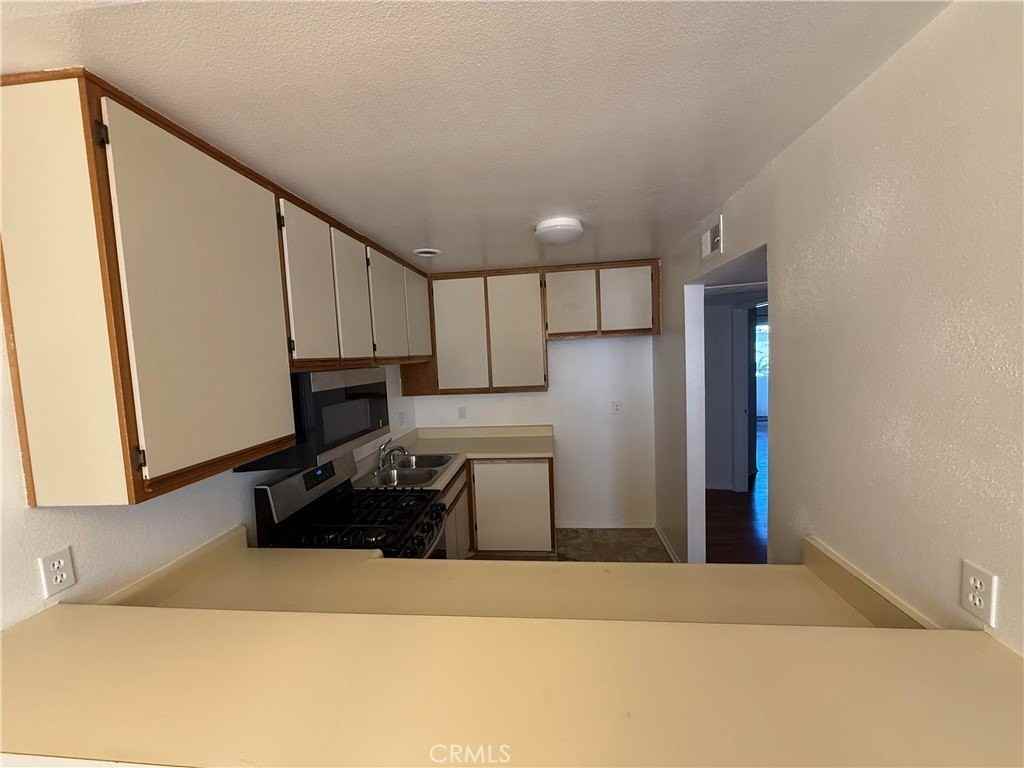 14758 Magnolia Blvd - Photo 5 of 17