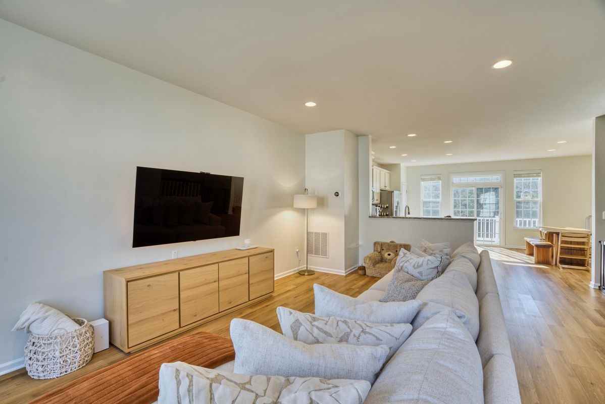 8217 Heritage Crossing Ct - Photo 3 of 38