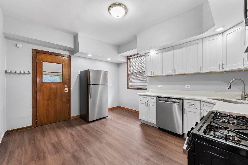 879 N Richmond St #2 - Photo 4 of 14